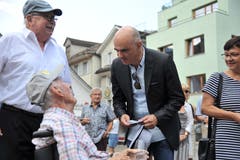 Bundesrat Alain Berset im Gespräch mit dem ehemaligen Urner Ständerat Hans Danioth (Bild: Urs Hanhart, 4. Juli 2019)