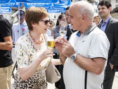 Ein Gläschen in Ehren: Bundespräsident Ueli Maurer hat das Programm der diesjährigen Reise zusammengestellt. (Bild: KEYSTONE/ALEXANDRA WEY)