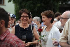 Bundesrätin Simonetta Sommaruga im Gespräch mit Gesundheitsdirektorin Barbara Bär. (Bild: Urs Hanhart, 4. Juli 2019)