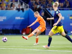 Mit einem platzierten Schuss aus knapp 20 Metern avanciert Jackie Groenen im Halbfinal gegen Schweden in der Verlängerung zur Matchwinnerin (Bild: KEYSTONE/EPA/SEBASTIAN NOGIER)