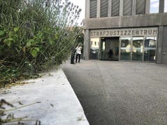 Im Sterbehilfe-Prozess vor dem Baselbieter Strafgericht im Strafjustizzentrum in Muttenz halten Staatsanwaltschaft und Verteidigung ihre Plädoyers. (Bild: Roger Lange, Keystone-SDA)