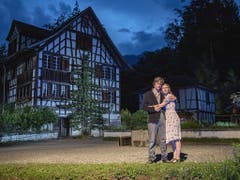 Landschaftstheater Ballenberg ganz traditionell: Sali Manz und Vreneli Marti vor einem Haus von Weinbauern aus Richterswil ZH. (Bild: KEYSTONE/URS FLUEELER)
