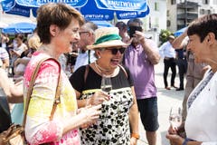 Simonetta Sommaruga im Gespräch. (Bild: Alexandra Wey/Keystone, Schwyz, 4. Juli 2019)