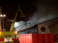 Die Feuerwehr stand mit mehreren Dutzend Löschkräften aus vier Korps im Einsatz. (Bild: Kantonspolizei Zürich)