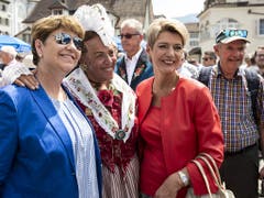 Die beiden Bundesrätinnen Viola Amherd und Karin Keller-Sutter gehen auf Tuchfühlung mit der Bevölkerung in Schwyz. (Bild: KEYSTONE/ALEXANDRA WEY)