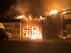 Beim Brand entstand eine grosse Hitze. Mehrere umliegende Gebäude wurden evakuiert. (Bild: Kantonspolizei Zürich)