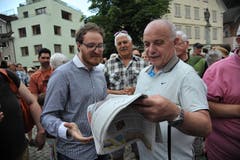Bundesratsbesuch in Uri: Ueli Maurer nimmt von Florian Arnold, Redaktionsleiter der Urner Zeitung, die Wünsche der Urner entgegen. (Bild: Urs Hanhart, 4. Juli 2019)