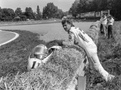 Nach einem Defekt am Motorrad: Stefan Dörflinger im Mai 1986 am Pistenrand in Monza (Bild: KEYSTONE/STR)