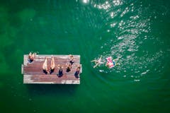 Ein Sprung ins kühle Nass, hier im Bodensee bei Arbon. (Bild: Urs Bucher)