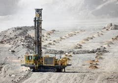 Chile 2011. Ohne Sprengen geht nichts: Tagebaubohrgerät von Atlas Copco im Einsatz. Bohrraster 9 Meter, Bohrlochtiefe 15m, Durchmesser 33cm. (Bild: Kari Feierabend)