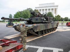 Sorgt für Kritik: Auch Panzer liess US-Präsident Donald Trump bei der Feier zum Unabhängigkeitstag am 4. Juli in Washington vorführen. (Bild: KEYSTONE/EPA/ERIK S. LESSER)