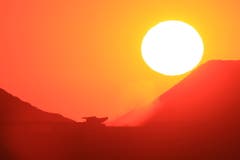 Chile 2012: 24 Stunden am Tag, 365 Tage im Jahr. Eine Mine schläft nie. Geschäftig drehen die Trucks pausenlos ihre Runden, hier vor der spektakulären Kulisse eines Sonnenuntergangs, am trockensten Ort der Welt, der berühmten Atacama Wüste. (Bild: Kari Feierabend)