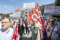 Angestellte der Pilatus Flugzeugwerke bei einer Aktion anlaesslich des Apero mit der Bevoelkerung des Kanton Nidwalden, waehrend einer Bundesratsreise in die Zentralschweiz, am Freitag, 5. Juli 2019, in Stans. (KEYSTONE/Urs Flueeler)