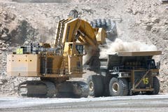 Chile 2011: Ein 800to schwerer Hochlöffelbagger beim Beladen eines Muldenkippers. Die dieselbetriebenen Giganten sind viel flexibler einsetzbar als ihre elektrisch betriebenen Brüder, und haben auch wesentlich höhere Ausbrechkräfte. Für jeden Einsatz die richtige Maschine am richtigen Ort. (Bild: Kari Feierabend)