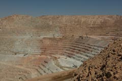 Chile 2012. Die produktivste Kupfermine der Welt, Escondida. Die südliche Abbaugrube hat ca 5 km Durchmesser und ist rund 600 m tief. Pro 24 Stunden Schicht werden hier eine Million Tonnen Gestein bewegt. (Bild: Kari Feierabend)