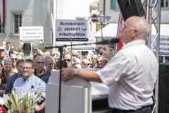 Angestellte der Pilatus Flugzeugwerke bei einer Aktion waehrend des Grusswortes von Bundespraesident Ueli Maurer anlaesslich des Apero mit der Bevoelkerung des Kanton Nidwalden, waehrend einer Bundesratsreise in die Zentralschweiz, am Freitag, 5. Juli 2019, in Stans. (KEYSTONE/Urs Flueeler)