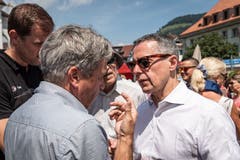 Ignazio Cassis (rechts) im Gespräch mit einem Bürger. (Bild: Christian H. Hildebrand, Stans, 5. Juli 2019)