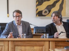 Die Medienwissenschaftler Guido Keel (links) und Vinzenz Wyss (rechts), die im Auftrag der Urner Regierung die Berichterstattung zu einem aufsehenerregenden Mordprozess aufgearbeitet haben. (Bild: KEYSTONE/URS FLUEELER)