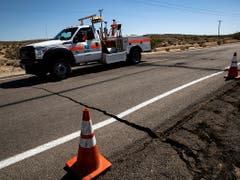 Das Beben in Südkalifornien sorgte in der Stadt Ridgecrest für Risse in Strassen. (Bild: KEYSTONE/EPA/ETIENNE LAURENT)