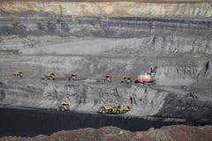USA 2015: Tolles, seltenes Fotomotiv, jedoch von schlechter Einsatzplanung zeugend: Kolonnenweise Trucks die in der Eagle Butte Mine auf ihre Beladung warten. (Bild: Kari Feierabend)