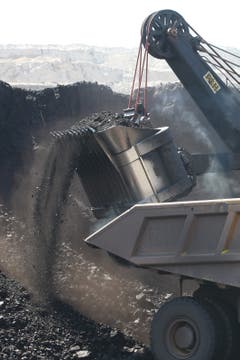 USA 2013. Blankpoliert vom Verlad Hunderttausender Tonnen bester Kohle. Schwarzes Gold, beeindruckendes Kohleflöz in der Buckskin Mine nördlich von Gillette, Wyoming. (Bild: Kari Feierabend)