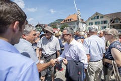 Bundesrat Ignazio Cassis, mitte, anlaesslich des Apero mit der Bevoelkerung des Kanton Nidwalden, waehrend einer Bundesratsreise in die Zentralschweiz, am Freitag, 5. Juli 2019, in Stans. (KEYSTONE/Urs Flueeler)