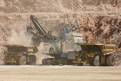 Chile 2012: Überall praktiziert, auch in der Mina Escondida: Double-Side-Loading; keine Sekunde Wartezeit für den 1500to schweren Bagger. Die Leistung des Baggers wird rein von dessen Fahrer vorgegeben, weshalb die geschickten und talentierten Könner zu den Top-Verdienern in der Branche zählen. (Bild: Kari Feierabend)