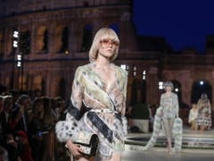 Ein Model auf dem Laufsteg anlässlich der Lagerfeld-Show des Modehauses Fendi in Rom. (Bild: KEYSTONE/EPA ANSA/RICCARDO ANTIMIANI)