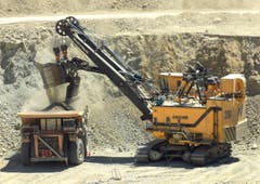 Chile 2011: Der Liebherr T282 wartet in der weltgrössten Kupfer-Mine, der Chuquicamata, auf die vierte und letzte Schaufel, um dann in einer rund einstündigen Fahrt seine 400to Erz aus über 900 Meter Tiefe zum Vorbrecher zu befördern. (Bild: Kari Feierabend)