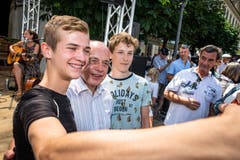 Auch die Jungen wollen mal mit Ueli Maurer aufs Foto. (Bild: Christian H. Hildebrand, Stans, 5. Juli 2019)