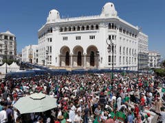Am algerischen Unabhängigkeitstag haben erneut Zehntausende Menschen gegen die Führungselite protestiert. In der Hauptstadt Algier versammelten sich die Demonstranten zunächst wie üblich vor der Hauptpost. (Bild vom 28. Juni) (Bild: KEYSTONE/AP/TOUFIK DOUDOU)