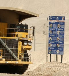 Chile 2011: Allgegenwärtig die Sicherheitsschilder in der gewaltigen Mina Radomiro Tomic. Die Fahrer werden an jeder Ecke an die wichtigsten Dinge ihrer monatelangen Einschulung erinnert. (Bild: Kari Feierabend)
