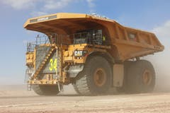 Chile 2012: Einer der 40 Grossdumper in der Mina Esperanza. 600 Tonnen Gesamtgewicht mit rund 65km/h auf dem Weg zur Aufschüttung des erzlosen Gesteins. (Bild: Kari Feierabend)