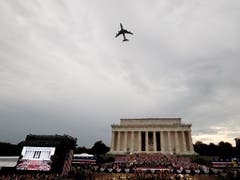 Flugshow anlässlich der Rede von US-Präsident Donald Trump zum Unabhängigkeitstag über der Lincoln-Gedenkstätte. (Bild: KEYSTONE/AP/ALEX BRANDON)
