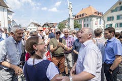 Bundespraesident Ueli Maurer, rechts, im Gespraech mit der Nidwaldner bevoelkerung anlaesslich des Apero mit der Bevoelkerung des Kanton Nidwalden, waehrend einer Bundesratsreise in die Zentralschweiz, am Freitag, 5. Juli 2019, in Stans. (KEYSTONE/Urs Flueeler)