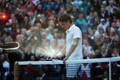 «Obwohl ich in Wimbledon auch bei einigen Siegen Roger Federers dabei war, ist mir doch am meisten die Finalniederlage gegen Rafael Nadal 2008 in Erinnerung geblieben. Nachdem Federer die ersten beiden Sätze verloren hatte, dachte niemand, dass er sich noch einmal zurückkämpfen würde. 7:6, 7:6 entschied er Satz 3 und 4 für sich. Als er den fünften Satz nach 4:48 Stunden Spielzeit schliesslich mit 9:7 verlor, war es bereits 21.17 Uhr Ortszeit und so dunkel, dass die Fotografen direkt nach dem Matchball die Blitze auf die Kameras stecken mussten.» (Bild: Sven Thomann/Blick)