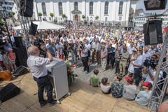 Bundespraesident Ueli Maurer, links, im Gespraech bei seinem Grusswort anlaesslich des Apero mit der Bevoelkerung des Kanton Nidwalden, waehrend einer Bundesratsreise in die Zentralschweiz, am Freitag, 5. Juli 2019, in Stans. (KEYSTONE/Urs Flueeler)