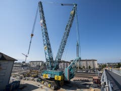 Der gewaltige Kran ist nötig, um die Dauer der Sanierungsarbeiten der viel befahrenen Brücke zwischen Ecublens und Crissier möglichst kurz zu halten. (Bild: Keystone/JEAN-CHRISTOPHE BOTT)