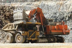 USA 2013: Die Cripple Creek Gold-Mine in Colorado ist zu klein für Elektro-Shovels. Hier wird mit 550to Hydraulikbaggern Goldhaltiges Gestein verladen. (Bild: Kari Feierabend)