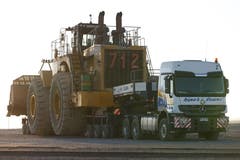 Chile 2012: Beeindruckende Schwertransporte prägen das Strassenbild der Minenregion um Calama in der Atacama Wüste. Es wird möglichst am Stück transportiert, weder Gesetze noch Hindernisse sind im Weg. Sie brauchen die ganze Strasse, Autos weichen in die Wüste aus. (Bild: Kari Feierabend)