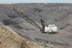 USA 2013: Unerschöpflich die Ressourcen in einem der weltgrössten Kohleabbaugebiete, dem Powder River Basin in Wyoming. Gewaltige Draglines legen die Kohle frei, mit dem umgelagerten Abraum wird paralell zum Abbau sofort wieder rekultiviert. (Bild: Kari Feierabend)