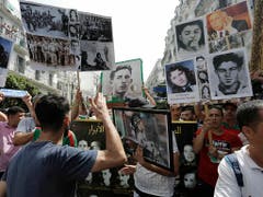 Zum 57. Jahrestag von Algeriens Unabhängigkeit von Frankreich wurden am Freitag auch die Freiheitskämpfer des Algerienkrieges mit Sprechchören gewürdigt. (Bild: KEYSTONE/AP/TOUFIK DOUDOU)