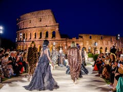 Eine magische Nacht für den verstorbenen Modeschöpfer Karl Lagerfeld vor spektakulärer Kulisse in Rom. (Bild: KEYSTONE/AP/DOMENICO STINELLIS)