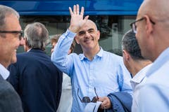 Alain Berset mit einem Gruss auf Distanz. (Bild: Christian H. Hildebrand, Stans, 5. Juli 2019)