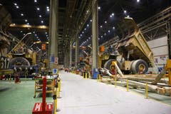 Chile 2012: Shop werden die gewaltigen Wartungshallen genannt. Wie in jeder Mine werden auch in der Escondida sämtliche Arbeiten ausgeführt, vom Wechsel eines Scheibenwischerblatts bis zur Totalrevision. Akribisch geplant, Stillstandzeiten werden in Minuten erfasst. (Bild: Kari Feierabend)