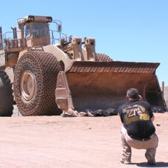 Chile 2011: Ein Motiv für die Ewigkeit, ein ausrangierter 180to Caterpillar Radlader am Strassenrand von La Negra wird wohl auch kommenden Generationen noch für ihr Hobby zur Verfügung stehen. (Bild: Kari Feierabend)