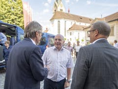 Bundespräsident Ueli Maurer trifft anlässlich des Bundesratsbesuchs in Stans ein und wird unter anderem von Landammann Alfred Bossard (rechts) begrüsst. (Bild: KEYSTONE/URS FLUEELER)