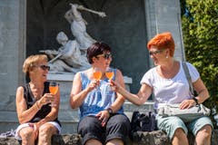 Besucherinnen stossen an. (Bild: Christian H. Hildebrand, Stans, 5. Juli 2019)