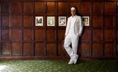«Das Bild ist eine kleine Mogelpackung. Es entstand 2007 in der Woche vor Wimbledon, nicht in der Kabine, sondern vor dem Garagentor des Hauses, das Roger gemietet hatte. Den Hintergrund ersetzten wir erst später. Es war das erste Mal, dass Roger diese weisse Jacke trug und die Bilder als Werbung für Nike gedacht.» (Bild: Clive Brunskill/Getty Images)