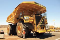 Chile 2011: Bei Finning in La Negra steht ein Caterpillar 797F zur Auslieferung bereit. Der C306 hat bis heute wohl gegen 60'000 Arbeitsstunden geleistet, etwa 48 Pneus verschlissen und über 12 Millionen Liter Diesel verbraucht. Jedoch auch Millionen von Tonnen Gestein transportiert mit lediglich ein paar Rappen Kosten pro Tonne. (Bild: Kari Feierabend)
